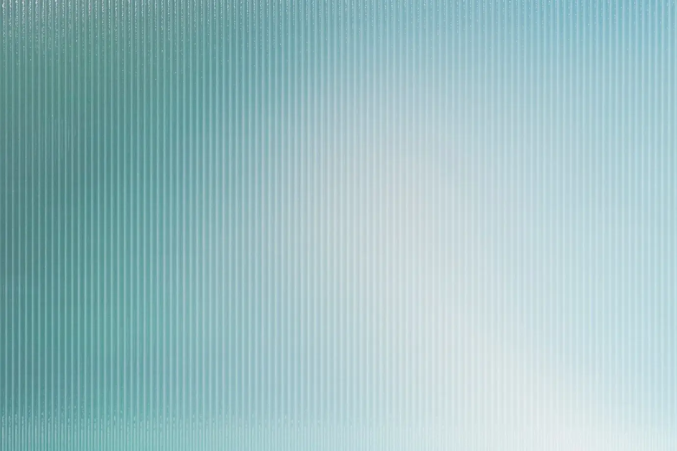 Blauer Produkthintergrund mit gemustertem Glas