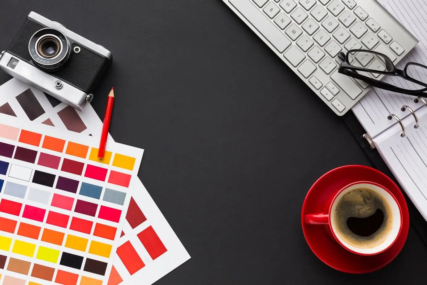 Draufsicht auf einen Schreibtisch mit Kaffee und Tastatur